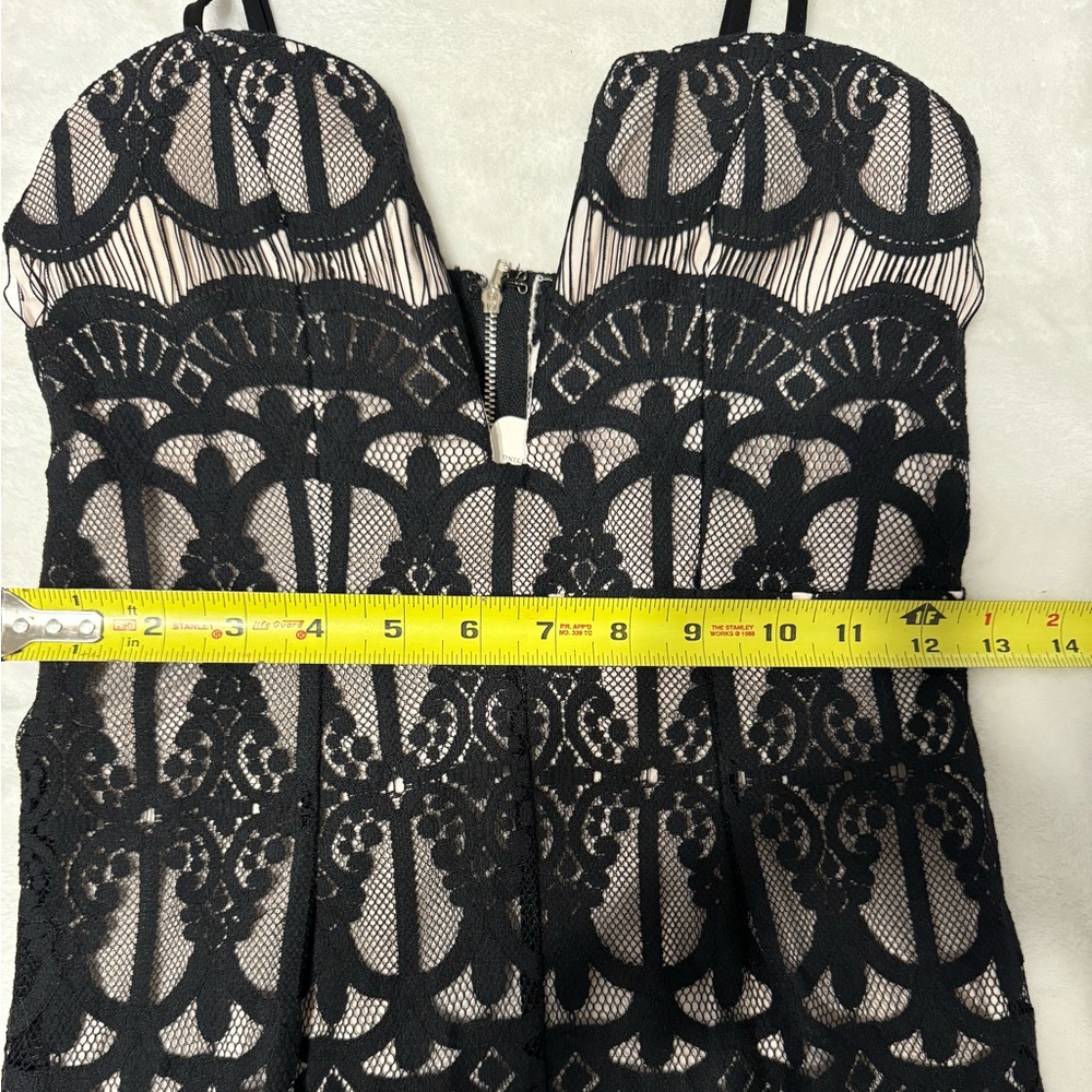 Elegant Black Lace split front Evening Gown - Picture 8 of 9